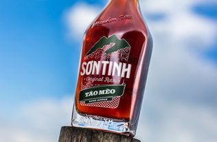 越南傳統(tǒng)大米水果s.n tinh甜烈酒包裝設計 一個時髦又傳統(tǒng)的東西方外觀結(jié)合元素,優(yōu)雅明顯的手繪字體和圖形邊緣和曲線反映了產(chǎn)品的獨特性與很強的信念